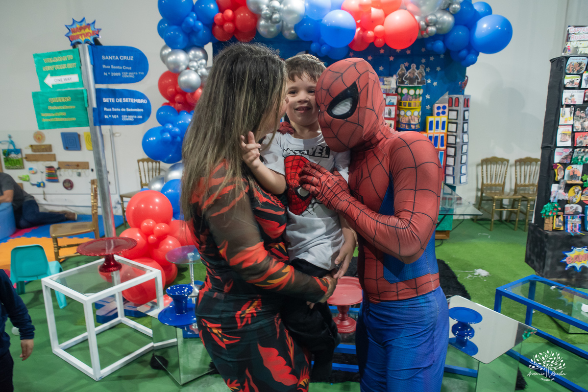 aniversário 5 anos Rodrigo - festa infantil - fotografia de aniversário - fotos espontâneas - super-herói Homem-Aranha - decoração festa Homem-Aranha - Zé Neto Eventos - Meu Herói Oficial - fotógrafo de festas em Pelotas - Antonio Rocha Fotografias - doce