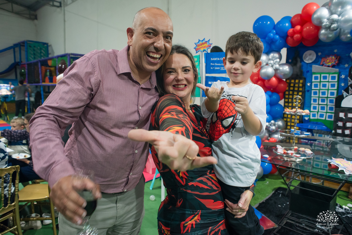 aniversário 5 anos Rodrigo - festa infantil - fotografia de aniversário - fotos espontâneas - super-herói Homem-Aranha - decoração festa Homem-Aranha - Zé Neto Eventos - Meu Herói Oficial - fotógrafo de festas em Pelotas - Antonio Rocha Fotografias - doce