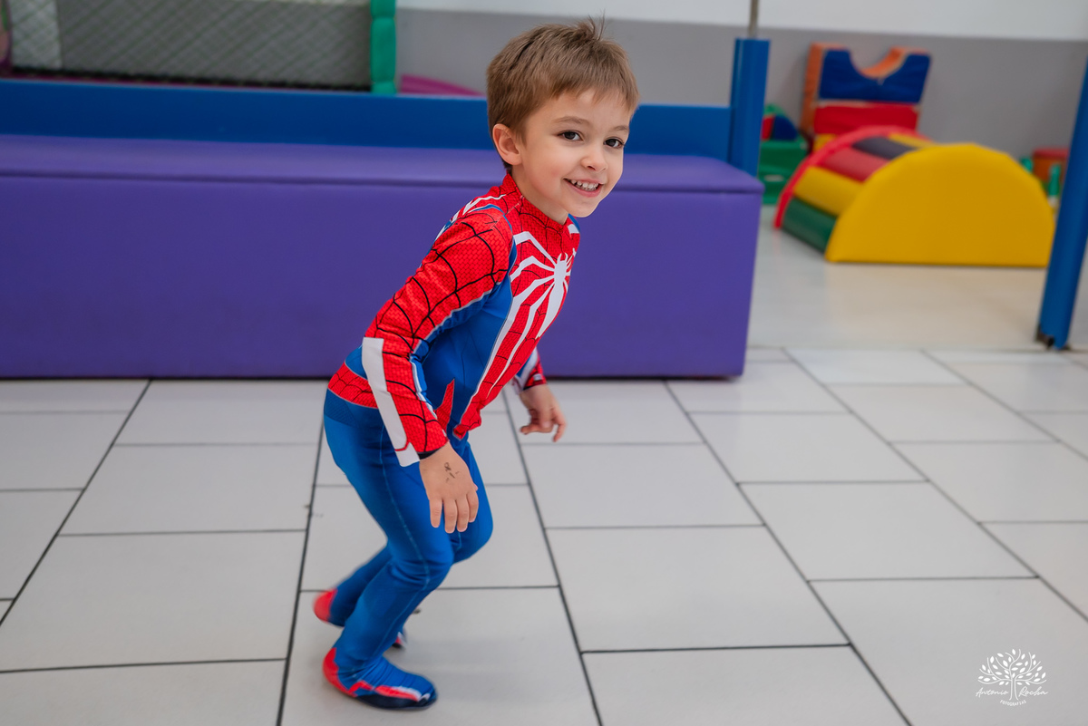 fotografia de aniversário infantil - fotógrafo em Pelotas - fotos criativas de crianças - fotos de família - ensaio infantil - decoração de festa infantil - Homem-Aranha festa - super-heróis  - Cliff Kids -  Antonio Rocha Fotografias- Renata Dalbann