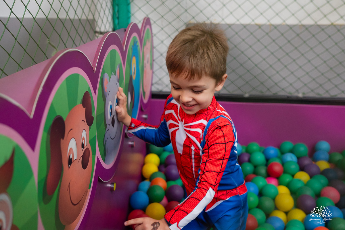 fotografia de aniversário infantil - fotógrafo em Pelotas - fotos criativas de crianças - fotos de família - ensaio infantil - decoração de festa infantil - Homem-Aranha festa - super-heróis  - Cliff Kids -  Antonio Rocha Fotografias- Renata Dalbann