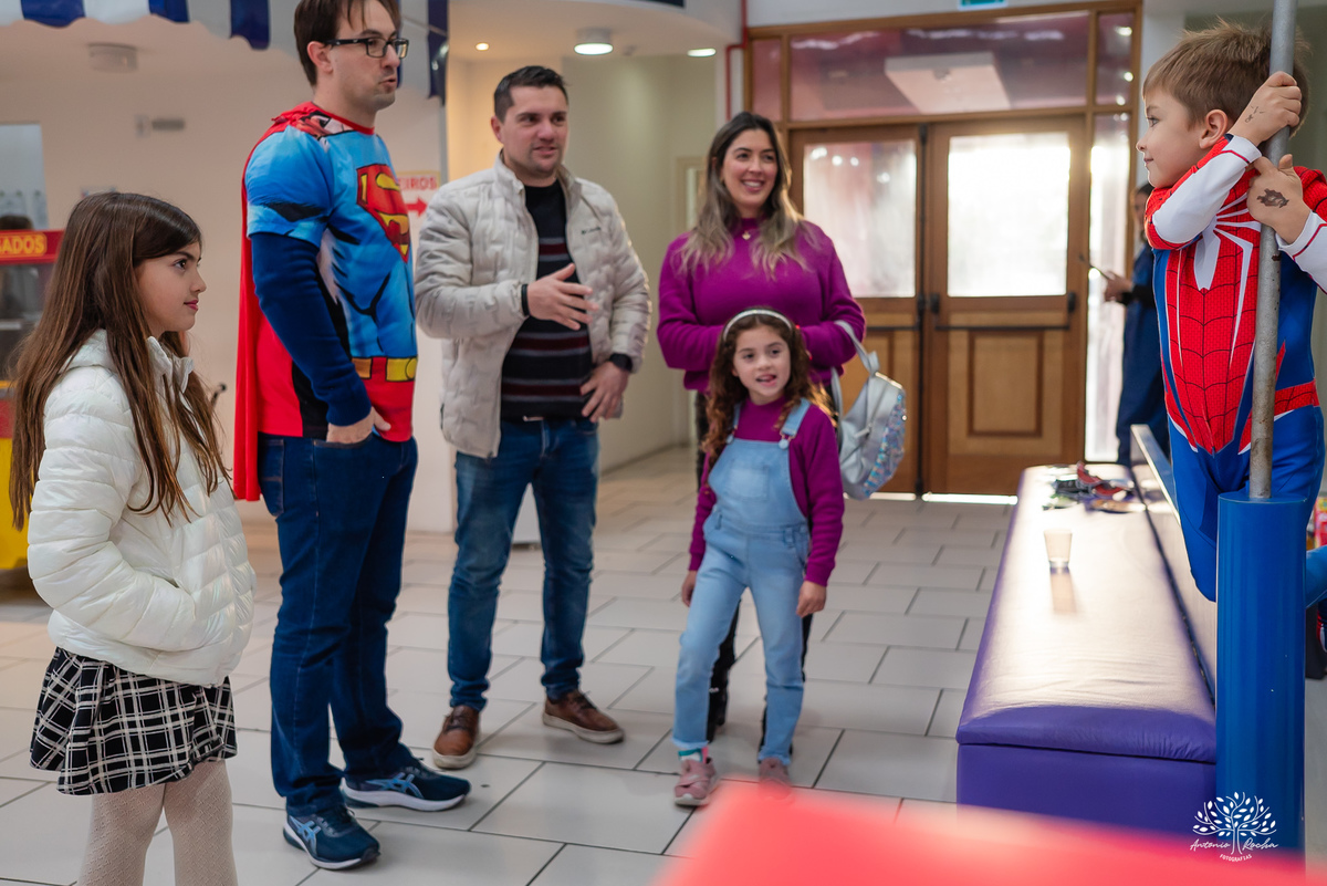 fotografia de aniversário infantil - fotógrafo em Pelotas - fotos criativas de crianças - fotos de família - ensaio infantil - decoração de festa infantil - Homem-Aranha festa - super-heróis  - Cliff Kids -  Antonio Rocha Fotografias- Renata Dalbann
