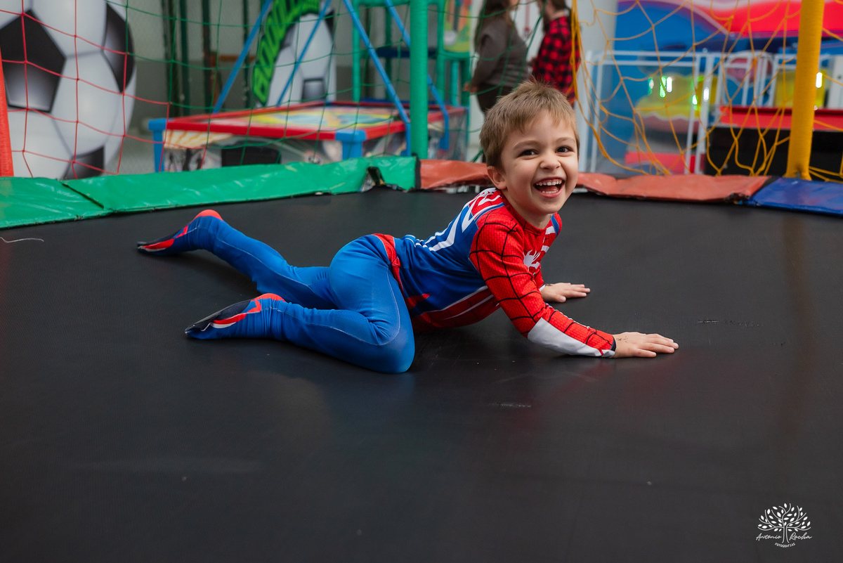 fotografia de aniversário infantil - fotógrafo em Pelotas - fotos criativas de crianças - fotos de família - ensaio infantil - decoração de festa infantil - Homem-Aranha festa - super-heróis  - Cliff Kids -  Antonio Rocha Fotografias- Renata Dalbann