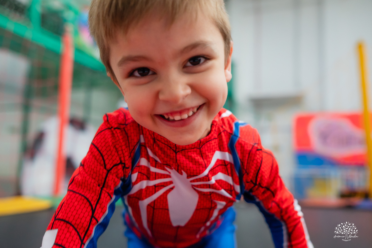 fotografia de aniversário infantil - fotógrafo em Pelotas - fotos criativas de crianças - fotos de família - ensaio infantil - decoração de festa infantil - Homem-Aranha festa - super-heróis  - Cliff Kids -  Antonio Rocha Fotografias- Renata Dalbann