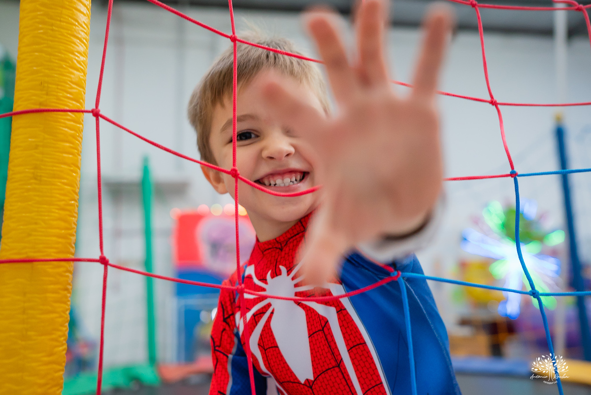 fotografia de aniversário infantil - fotógrafo em Pelotas - fotos criativas de crianças - fotos de família - ensaio infantil - decoração de festa infantil - Homem-Aranha festa - super-heróis  - Cliff Kids -  Antonio Rocha Fotografias- Renata Dalbann