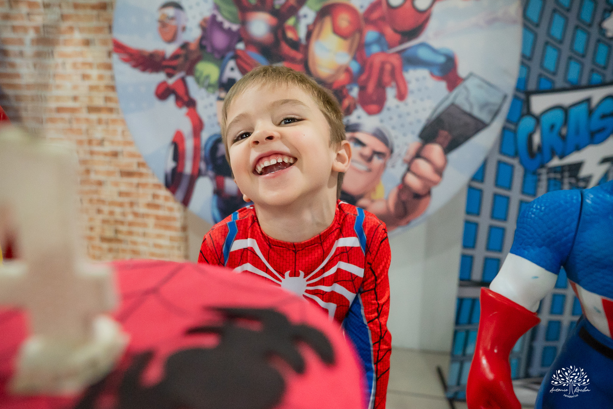 fotografia de aniversário infantil - fotógrafo em Pelotas - fotos criativas de crianças - fotos de família - ensaio infantil - decoração de festa infantil - Homem-Aranha festa - super-heróis  - Cliff Kids -  Antonio Rocha Fotografias- Renata Dalbann