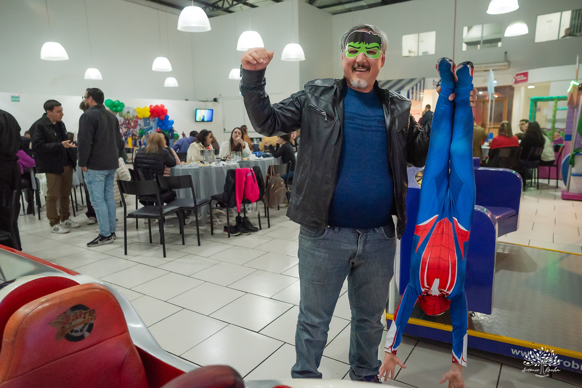 fotografia de aniversário infantil - fotógrafo em Pelotas - fotos criativas de crianças - fotos de família - ensaio infantil - decoração de festa infantil - Homem-Aranha festa - super-heróis  - Cliff Kids -  Antonio Rocha Fotografias- Renata Dalbann