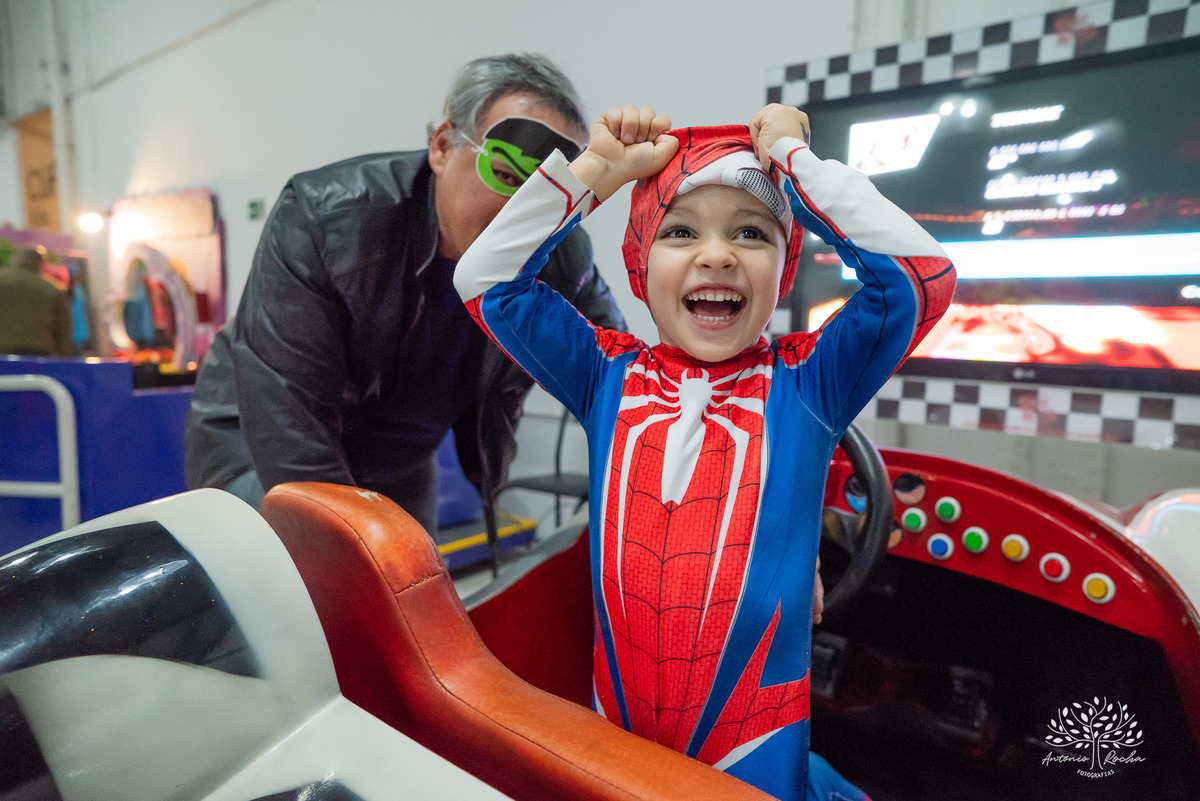 fotografia de aniversário infantil - fotógrafo em Pelotas - fotos criativas de crianças - fotos de família - ensaio infantil - decoração de festa infantil - Homem-Aranha festa - super-heróis  - Cliff Kids -  Antonio Rocha Fotografias- Renata Dalbann