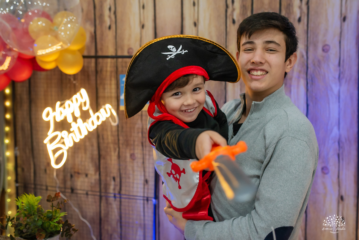 fotografia infantil - festa pirata - fotos criativas - fotografia de aniversário - fotógrafo em Pelotas - Antonio Rocha Fotografias - infância e memórias - fotografia espontânea - Arte e Riso - fotografia de família - fotos divertidas - parabéns - docinho