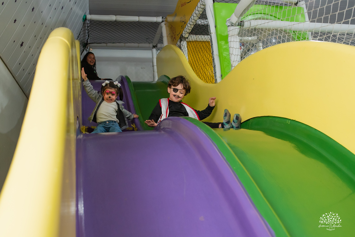 fotografia infantil - festa pirata - fotos criativas - fotografia de aniversário - fotógrafo em Pelotas - Antonio Rocha Fotografias - infância e memórias - fotografia espontânea - Arte e Riso - fotografia de família - fotos divertidas - parabéns - docinho