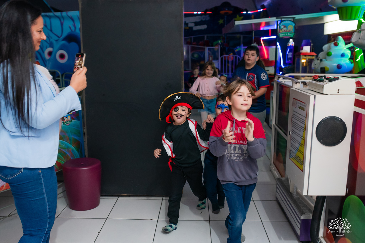 fotografia infantil - festa pirata - fotos criativas - fotografia de aniversário - fotógrafo em Pelotas - Antonio Rocha Fotografias - infância e memórias - fotografia espontânea - Arte e Riso - fotografia de família - fotos divertidas - parabéns - docinho