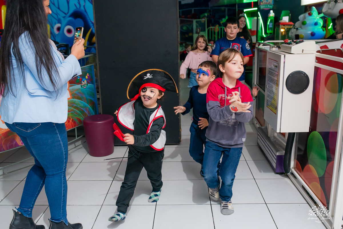 fotografia infantil - festa pirata - fotos criativas - fotografia de aniversário - fotógrafo em Pelotas - Antonio Rocha Fotografias - infância e memórias - fotografia espontânea - Arte e Riso - fotografia de família - fotos divertidas - parabéns - docinho