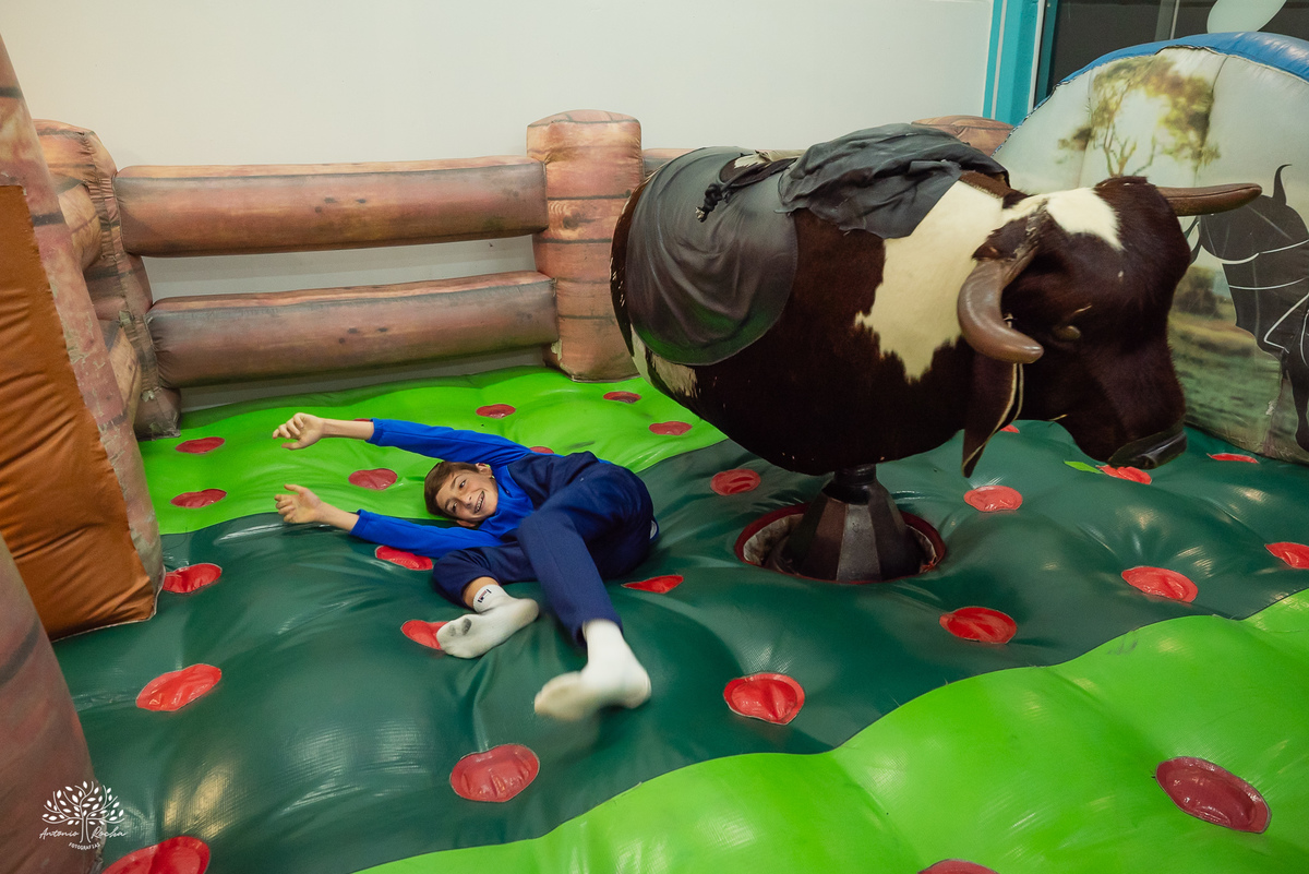 aniversário infantil - fotografia infantil - fotógrafia de aniversário - Candy Club - decoração Monster High - fotos espontâneas - fotografia de família - Antonio Rocha Fotografias - registrar Pelotas - lembranças de infância - tirolesa - touro mecanico