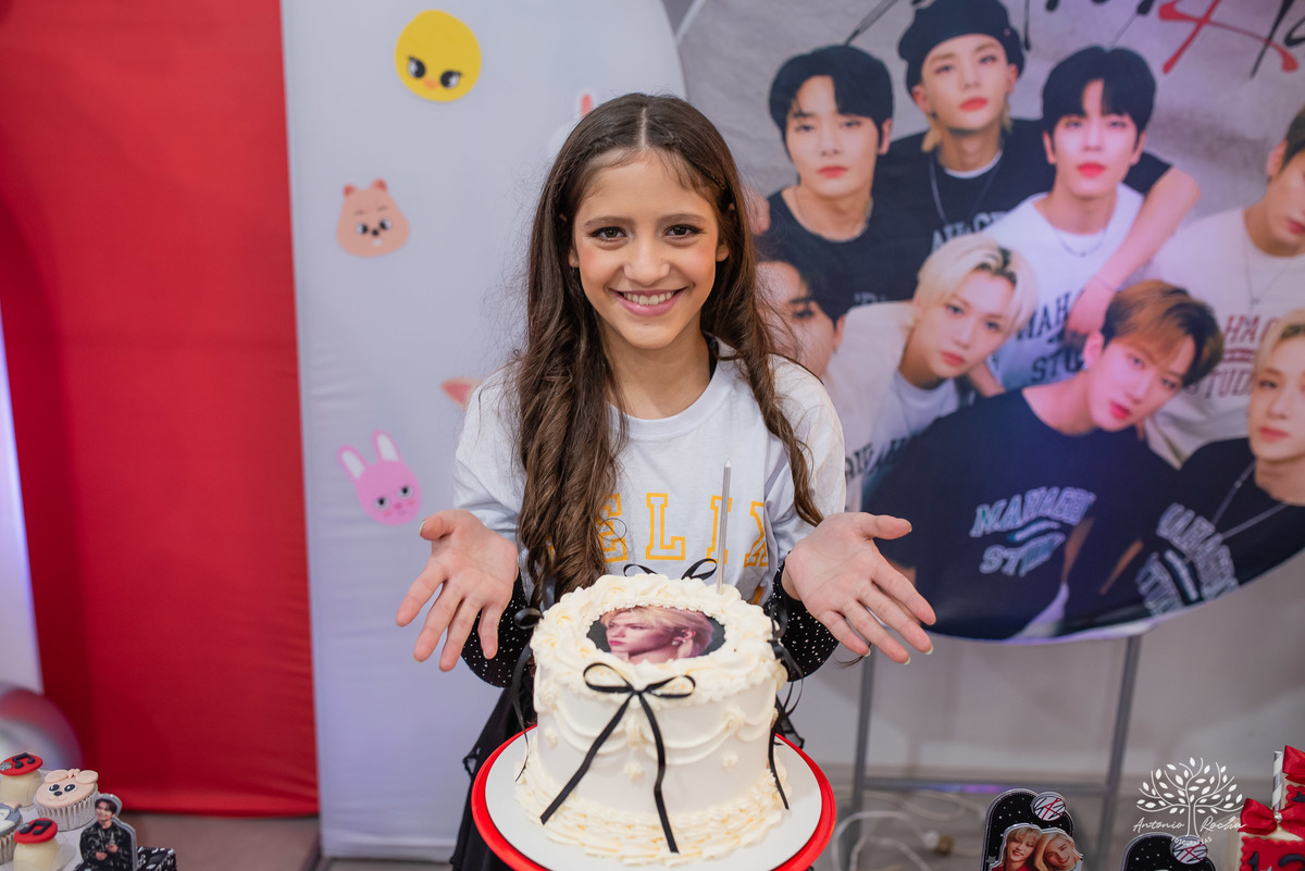 fotografia de aniversário infantil - Stray Kids - Arte em Decorar - Feliz Lee – divina bolacha - fotos espontâneas - pula corda nostalgia - Abelinha - Pelotas- Antonio Rocha Fotografias – Mundo de Alice – Pular Corda – Aniversário de Adolescente