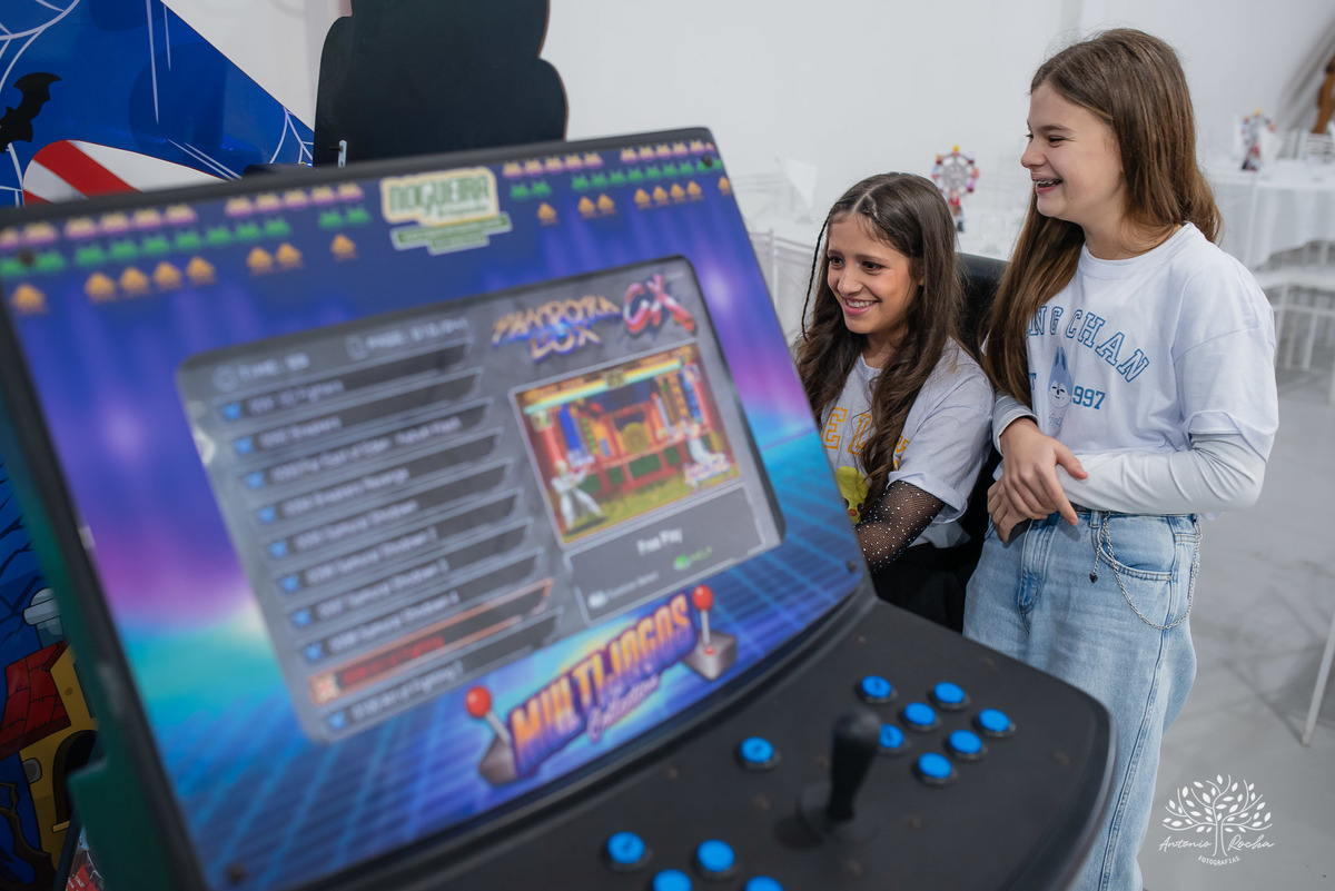 fotografia de aniversário infantil - Stray Kids - Arte em Decorar - Feliz Lee – divina bolacha - fotos espontâneas - pula corda nostalgia - Abelinha - Pelotas- Antonio Rocha Fotografias – Mundo de Alice – Pular Corda – Aniversário de Adolescente