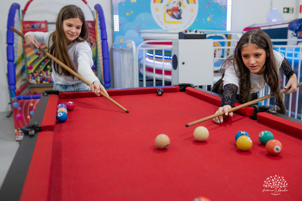 fotografia de aniversário infantil - Stray Kids - Arte em Decorar - Feliz Lee – divina bolacha - fotos espontâneas - pula corda nostalgia - Abelinha - Pelotas- Antonio Rocha Fotografias – Mundo de Alice – Pular Corda – Aniversário de Adolescente