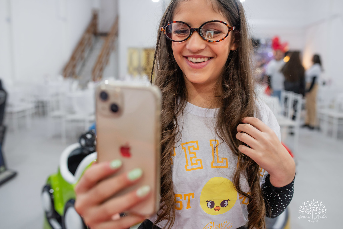 fotografia de aniversário infantil - Stray Kids - Arte em Decorar - Feliz Lee – divina bolacha - fotos espontâneas - pula corda nostalgia - Abelinha - Pelotas- Antonio Rocha Fotografias – Mundo de Alice – Pular Corda – Aniversário de Adolescente