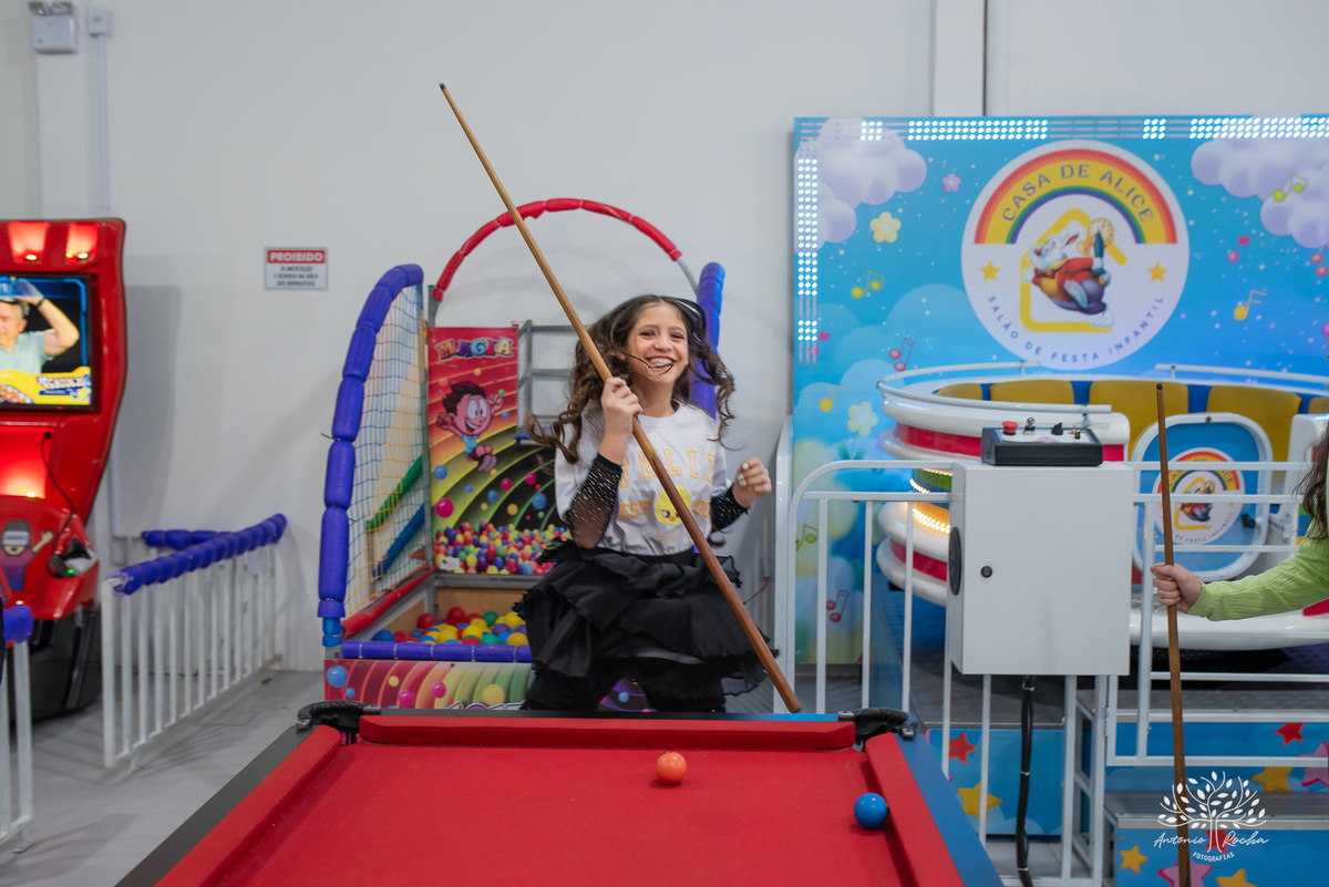 fotografia de aniversário infantil - Stray Kids - Arte em Decorar - Feliz Lee – divina bolacha - fotos espontâneas - pula corda nostalgia - Abelinha - Pelotas- Antonio Rocha Fotografias – Mundo de Alice – Pular Corda – Aniversário de Adolescente