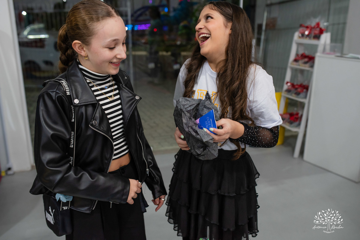 fotografia de aniversário infantil - Stray Kids - Arte em Decorar - Feliz Lee – divina bolacha - fotos espontâneas - pula corda nostalgia - Abelinha - Pelotas- Antonio Rocha Fotografias – Mundo de Alice – Pular Corda – Aniversário de Adolescente