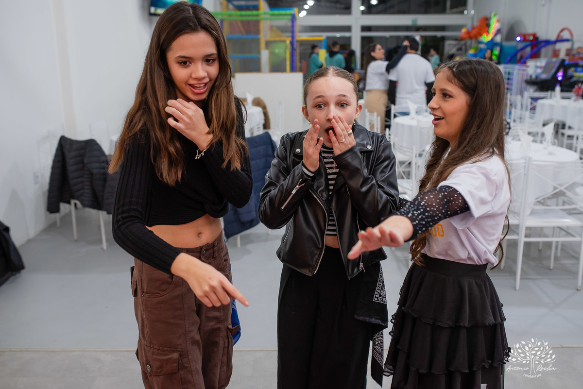 fotografia de aniversário infantil - Stray Kids - Arte em Decorar - Feliz Lee – divina bolacha - fotos espontâneas - pula corda nostalgia - Abelinha - Pelotas- Antonio Rocha Fotografias – Mundo de Alice – Pular Corda – Aniversário de Adolescente