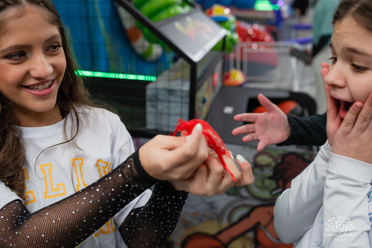 fotografia de aniversário infantil - Stray Kids - Arte em Decorar - Feliz Lee – divina bolacha - fotos espontâneas - pula corda nostalgia - Abelinha - Pelotas- Antonio Rocha Fotografias – Mundo de Alice – Pular Corda – Aniversário de Adolescente