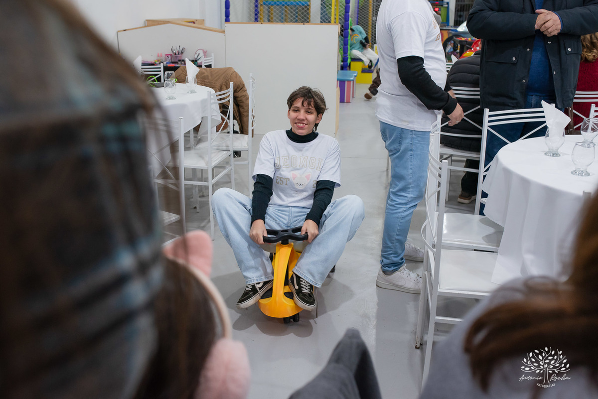 fotografia de aniversário infantil - Stray Kids - Arte em Decorar - Feliz Lee – divina bolacha - fotos espontâneas - pula corda nostalgia - Abelinha - Pelotas- Antonio Rocha Fotografias – Mundo de Alice – Pular Corda – Aniversário de Adolescente