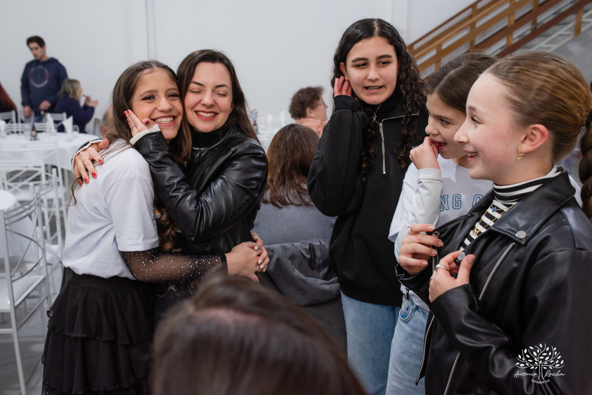 fotografia de aniversário infantil - Stray Kids - Arte em Decorar - Feliz Lee – divina bolacha - fotos espontâneas - pula corda nostalgia - Abelinha - Pelotas- Antonio Rocha Fotografias – Mundo de Alice – Pular Corda – Aniversário de Adolescente