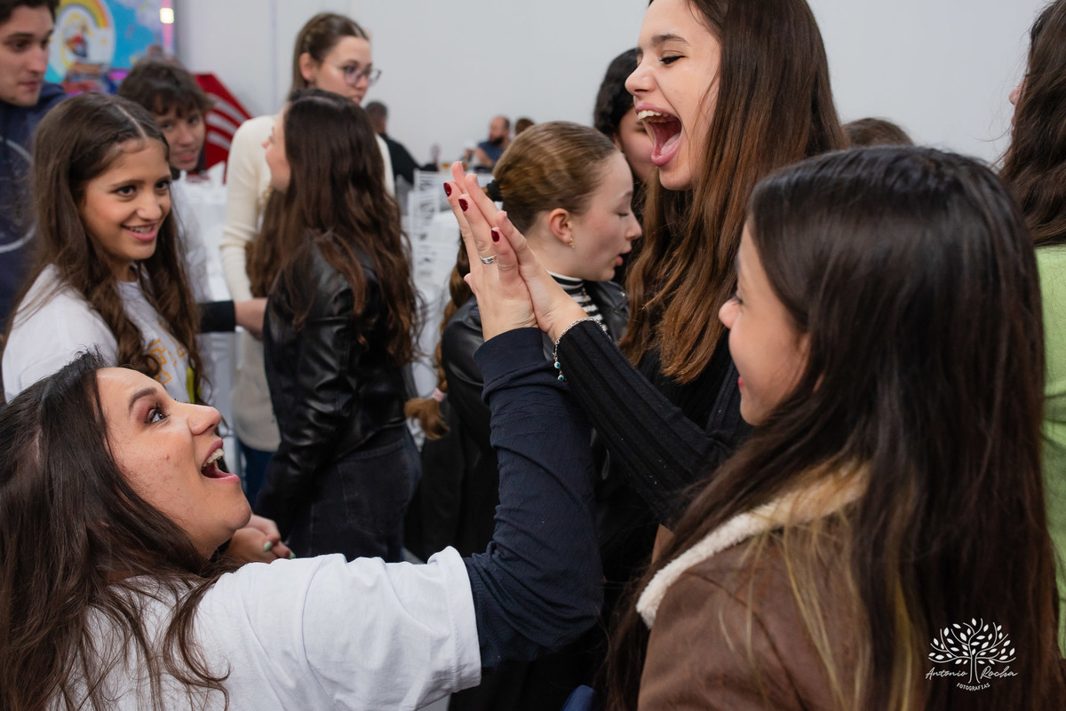 fotografia de aniversário infantil - Stray Kids - Arte em Decorar - Feliz Lee – divina bolacha - fotos espontâneas - pula corda nostalgia - Abelinha - Pelotas- Antonio Rocha Fotografias – Mundo de Alice – Pular Corda – Aniversário de Adolescente