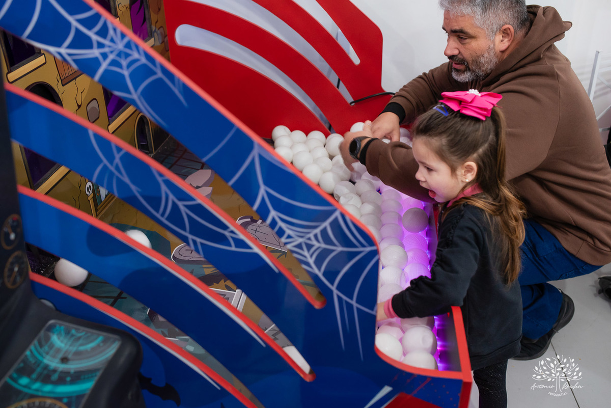 fotografia de aniversário infantil - Stray Kids - Arte em Decorar - Feliz Lee – divina bolacha - fotos espontâneas - pula corda nostalgia - Abelinha - Pelotas- Antonio Rocha Fotografias – Mundo de Alice – Pular Corda – Aniversário de Adolescente