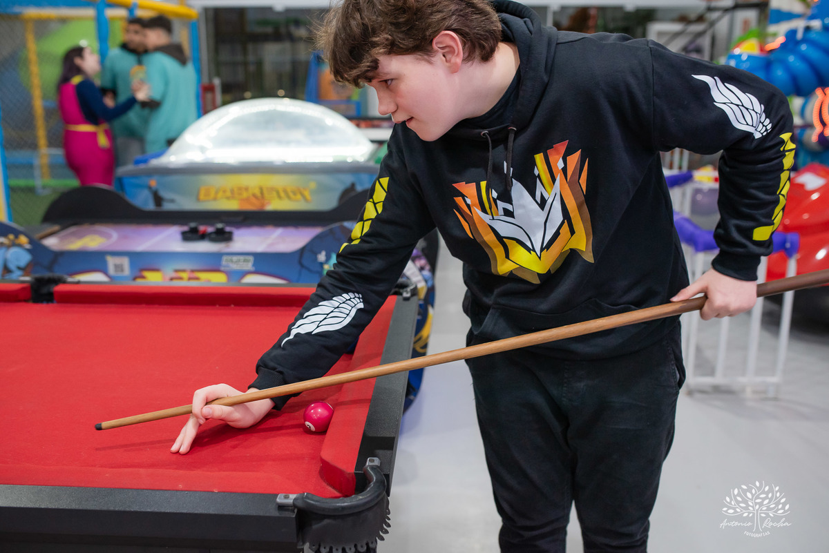 fotografia de aniversário infantil - Stray Kids - Arte em Decorar - Feliz Lee – divina bolacha - fotos espontâneas - pula corda nostalgia - Abelinha - Pelotas- Antonio Rocha Fotografias – Mundo de Alice – Pular Corda – Aniversário de Adolescente