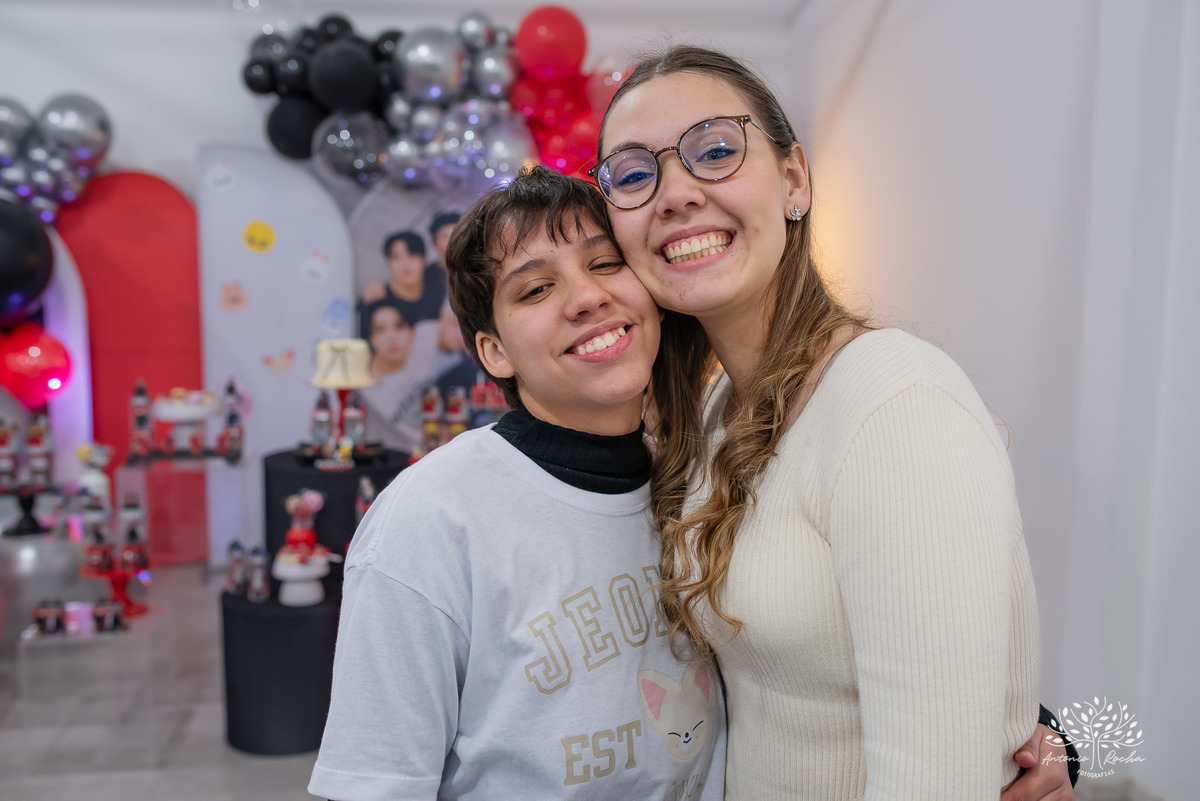 fotografia de aniversário infantil - Stray Kids - Arte em Decorar - Feliz Lee – divina bolacha - fotos espontâneas - pula corda nostalgia - Abelinha - Pelotas- Antonio Rocha Fotografias – Mundo de Alice – Pular Corda – Aniversário de Adolescente