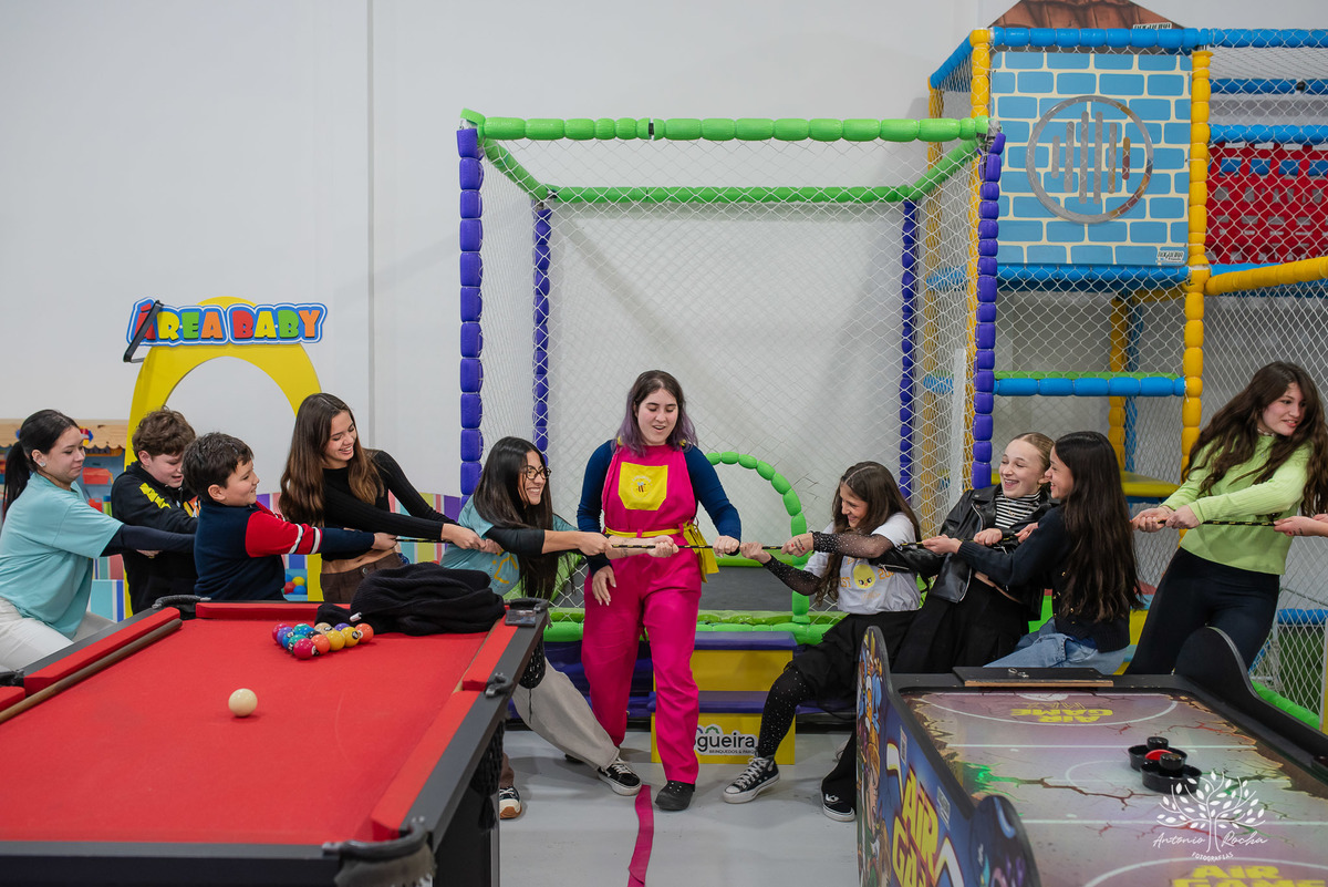 fotografia de aniversário infantil - Stray Kids - Arte em Decorar - Feliz Lee – divina bolacha - fotos espontâneas - pula corda nostalgia - Abelinha - Pelotas- Antonio Rocha Fotografias – Mundo de Alice – Pular Corda – Aniversário de Adolescente