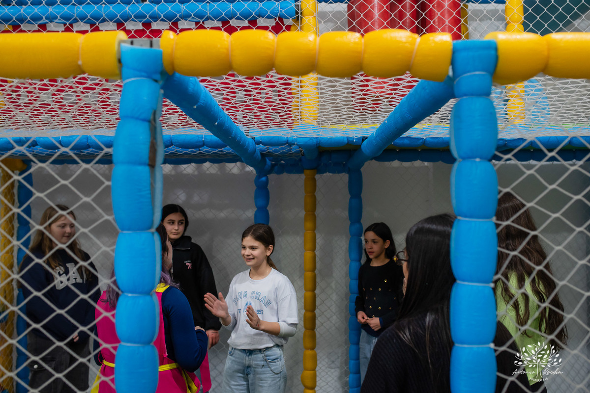 fotografia de aniversário infantil - Stray Kids - Arte em Decorar - Feliz Lee – divina bolacha - fotos espontâneas - pula corda nostalgia - Abelinha - Pelotas- Antonio Rocha Fotografias – Mundo de Alice – Pular Corda – Aniversário de Adolescente