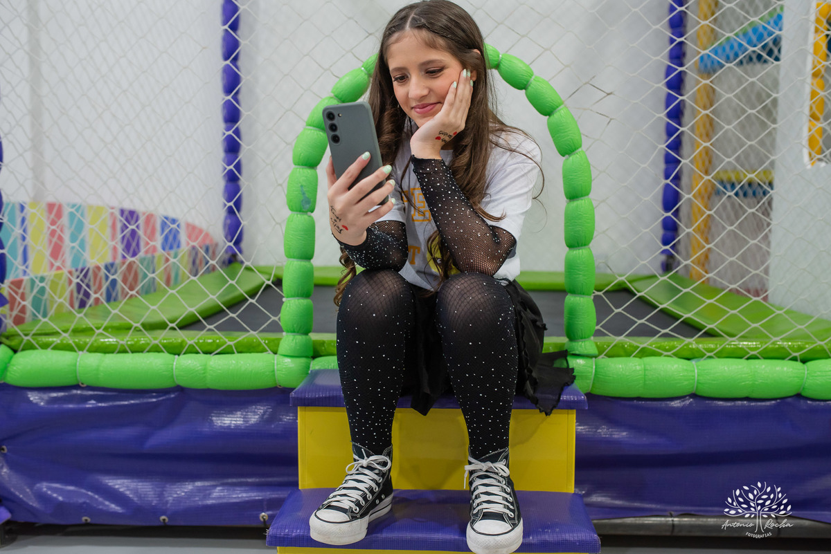 fotografia de aniversário infantil - Stray Kids - Arte em Decorar - Feliz Lee – divina bolacha - fotos espontâneas - pula corda nostalgia - Abelinha - Pelotas- Antonio Rocha Fotografias – Mundo de Alice – Pular Corda – Aniversário de Adolescente