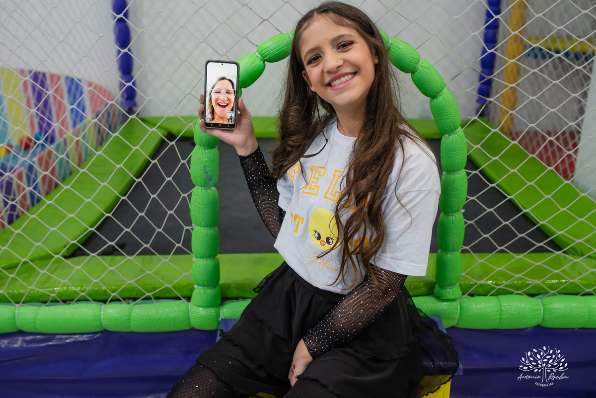 fotografia de aniversário infantil - Stray Kids - Arte em Decorar - Feliz Lee – divina bolacha - fotos espontâneas - pula corda nostalgia - Abelinha - Pelotas- Antonio Rocha Fotografias – Mundo de Alice – Pular Corda – Aniversário de Adolescente