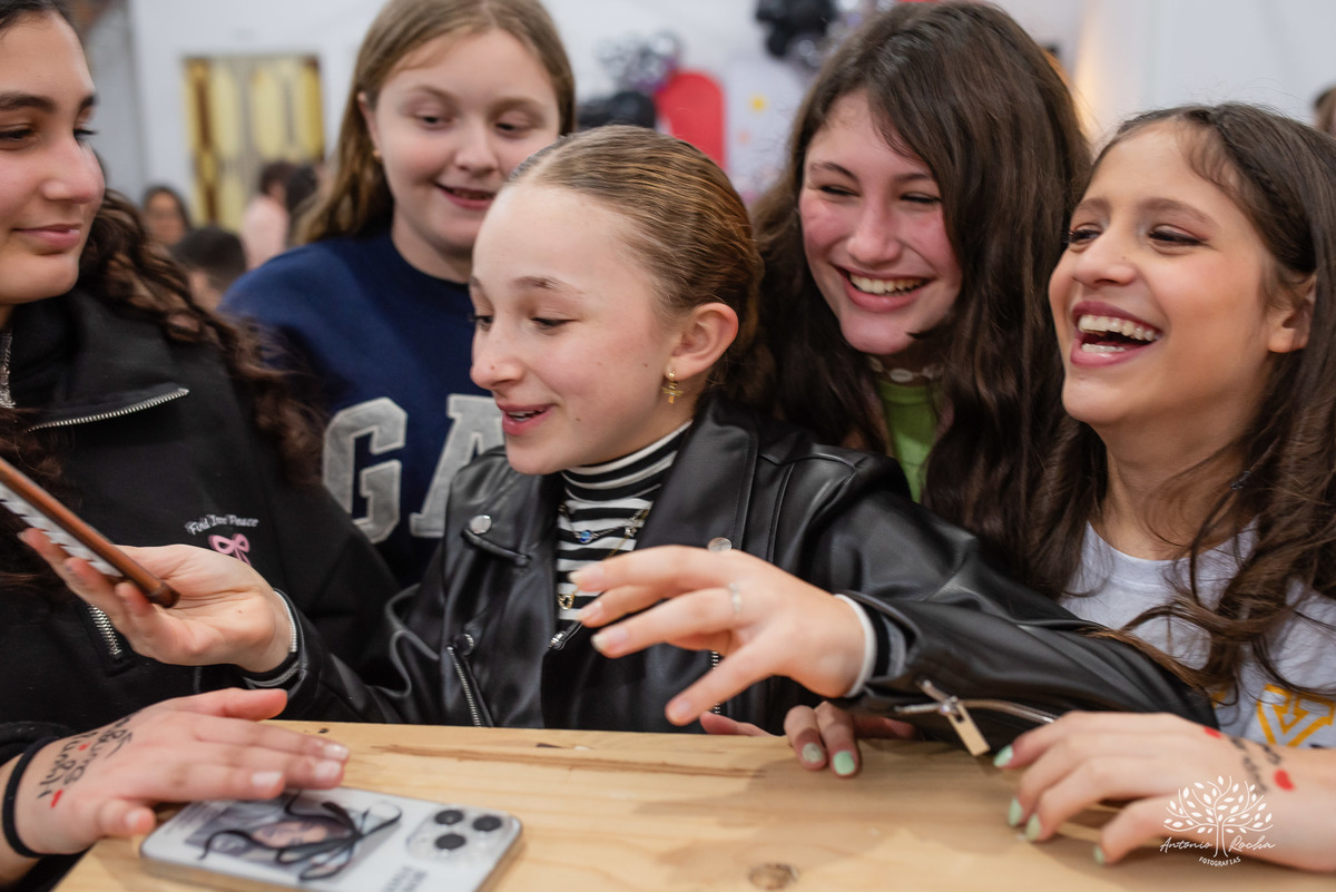 fotografia de aniversário infantil - Stray Kids - Arte em Decorar - Feliz Lee – divina bolacha - fotos espontâneas - pula corda nostalgia - Abelinha - Pelotas- Antonio Rocha Fotografias – Mundo de Alice – Pular Corda – Aniversário de Adolescente