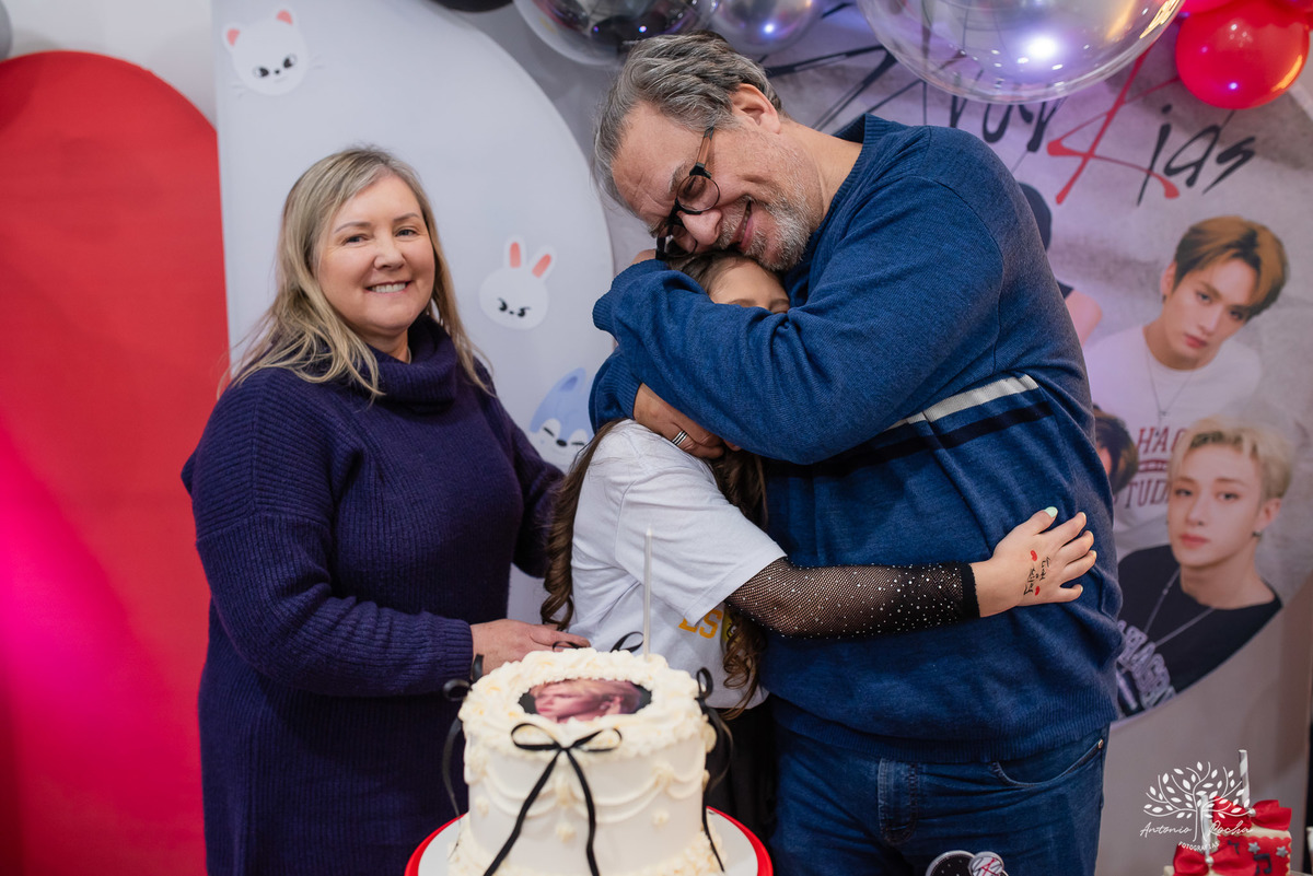 fotografia de aniversário infantil - Stray Kids - Arte em Decorar - Feliz Lee – divina bolacha - fotos espontâneas - pula corda nostalgia - Abelinha - Pelotas- Antonio Rocha Fotografias – Mundo de Alice – Pular Corda – Aniversário de Adolescente