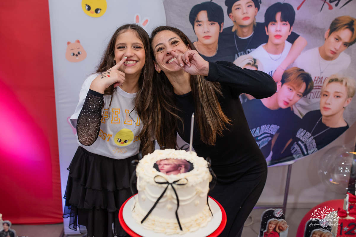 fotografia de aniversário infantil - Stray Kids - Arte em Decorar - Feliz Lee – divina bolacha - fotos espontâneas - pula corda nostalgia - Abelinha - Pelotas- Antonio Rocha Fotografias – Mundo de Alice – Pular Corda – Aniversário de Adolescente