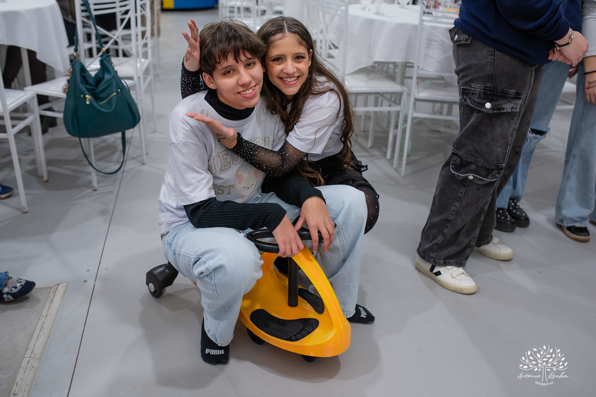 fotografia de aniversário infantil - Stray Kids - Arte em Decorar - Feliz Lee – divina bolacha - fotos espontâneas - pula corda nostalgia - Abelinha - Pelotas- Antonio Rocha Fotografias – Mundo de Alice – Pular Corda – Aniversário de Adolescente