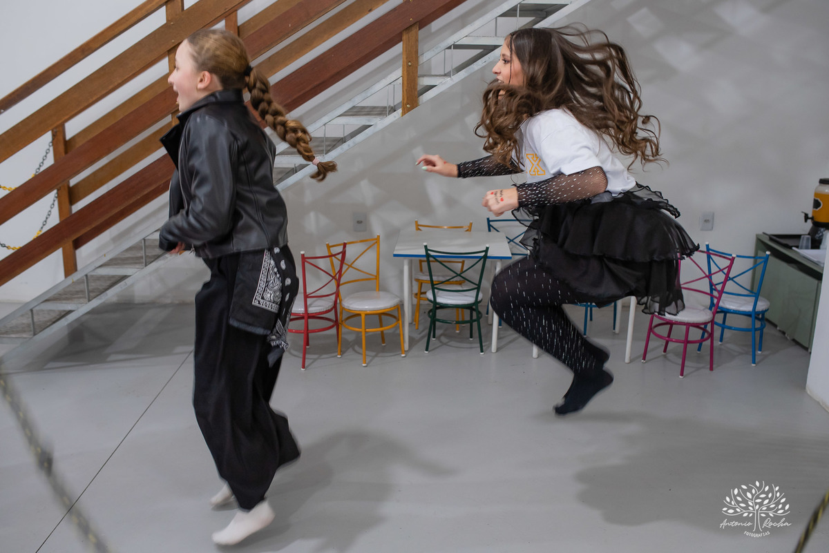 fotografia de aniversário infantil - Stray Kids - Arte em Decorar - Feliz Lee – divina bolacha - fotos espontâneas - pula corda nostalgia - Abelinha - Pelotas- Antonio Rocha Fotografias – Mundo de Alice – Pular Corda – Aniversário de Adolescente