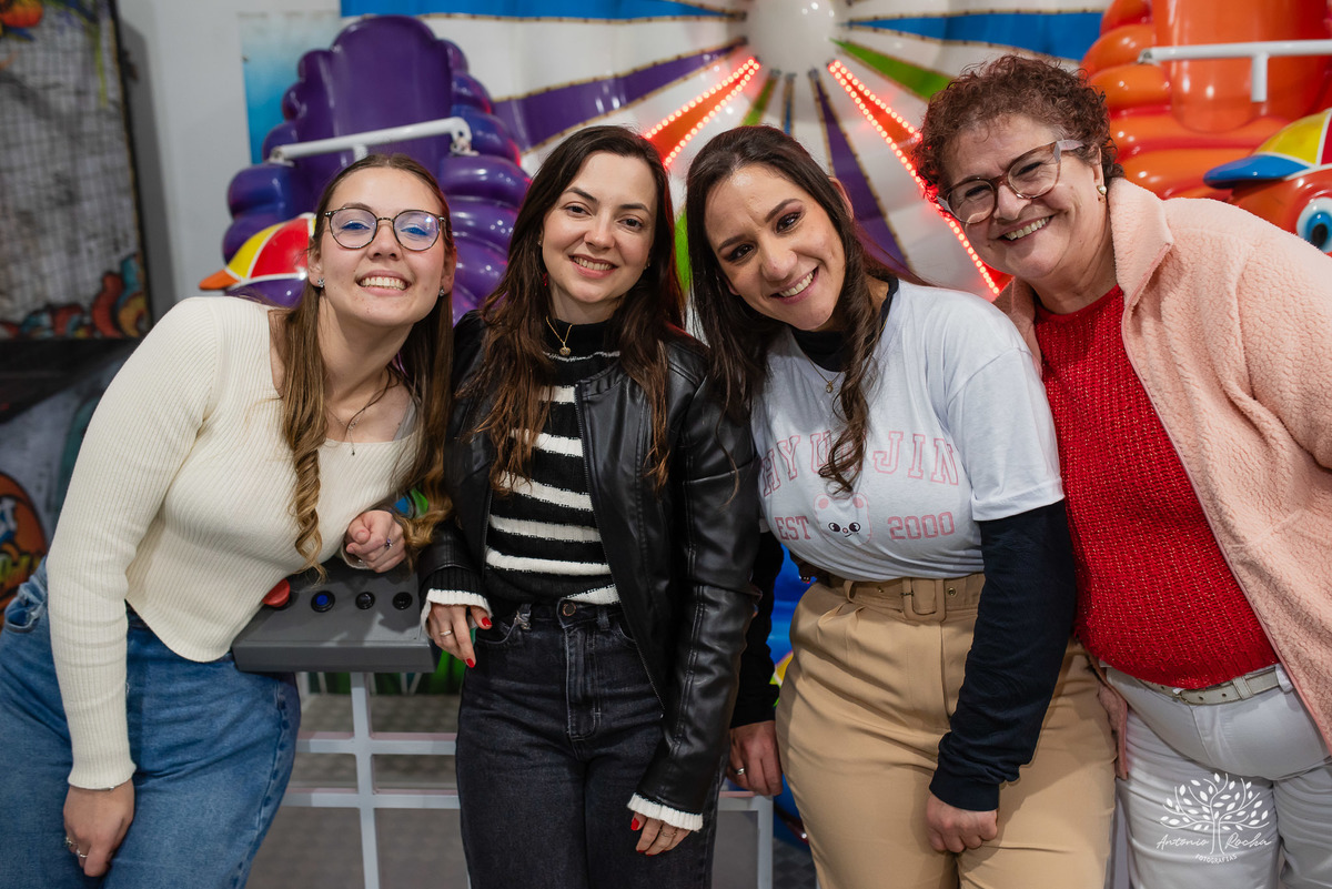 fotografia de aniversário infantil - Stray Kids - Arte em Decorar - Feliz Lee – divina bolacha - fotos espontâneas - pula corda nostalgia - Abelinha - Pelotas- Antonio Rocha Fotografias – Mundo de Alice – Pular Corda – Aniversário de Adolescente