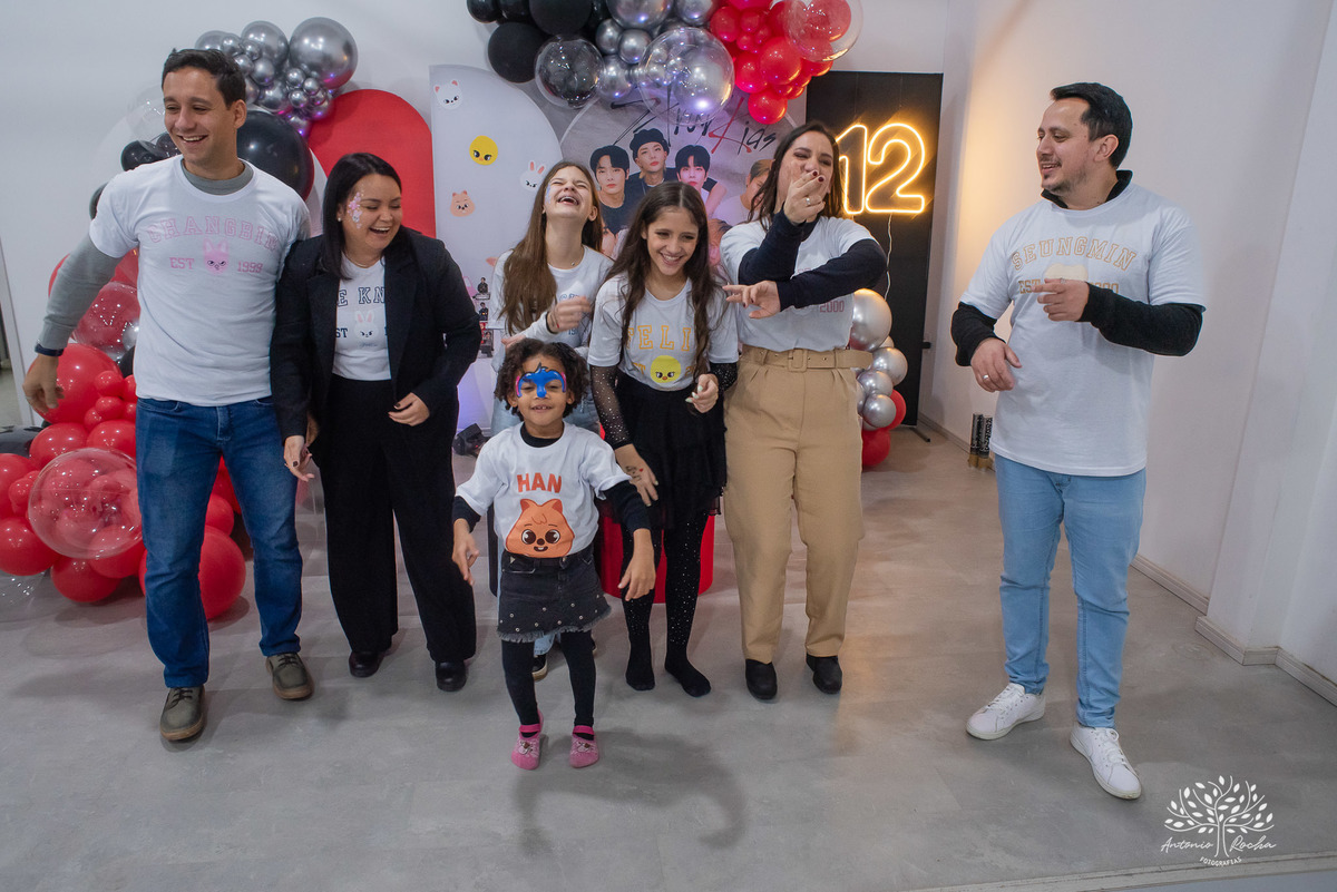 fotografia de aniversário infantil - Stray Kids - Arte em Decorar - Feliz Lee – divina bolacha - fotos espontâneas - pula corda nostalgia - Abelinha - Pelotas- Antonio Rocha Fotografias – Mundo de Alice – Pular Corda – Aniversário de Adolescente