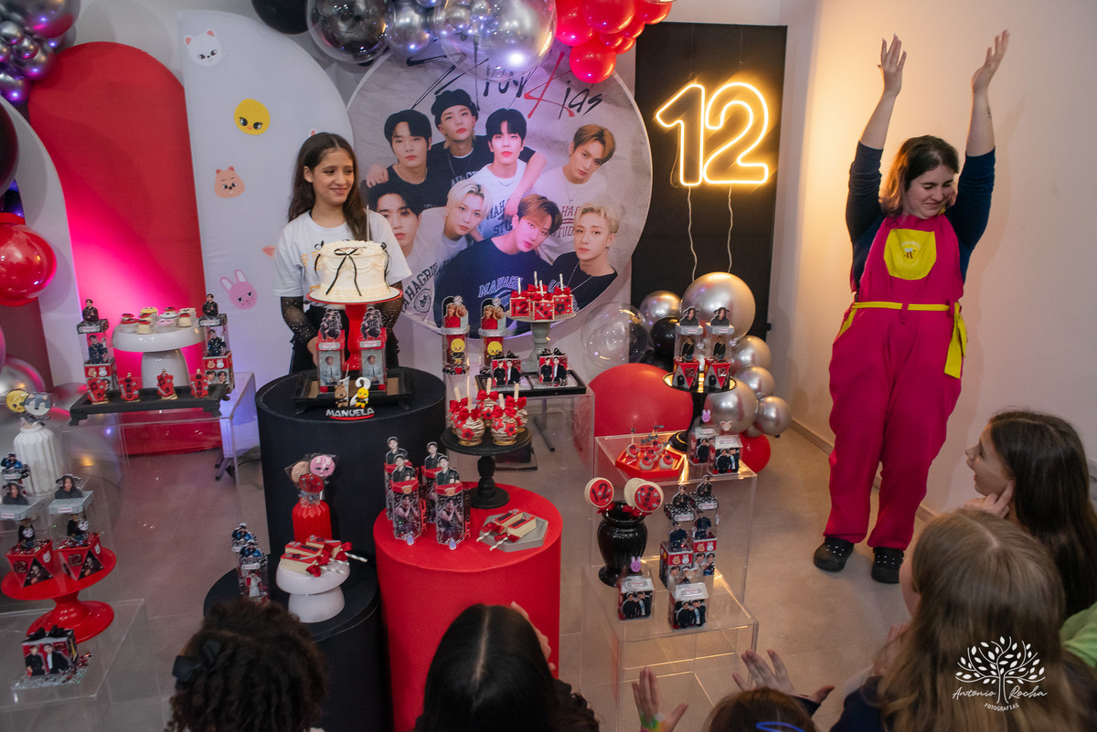 fotografia de aniversário infantil - Stray Kids - Arte em Decorar - Feliz Lee – divina bolacha - fotos espontâneas - pula corda nostalgia - Abelinha - Pelotas- Antonio Rocha Fotografias – Mundo de Alice – Pular Corda – Aniversário de Adolescente