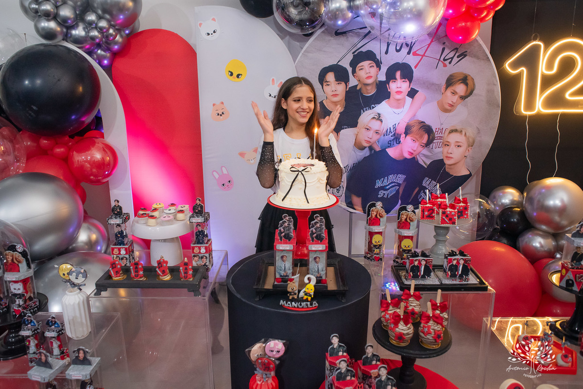 fotografia de aniversário infantil - Stray Kids - Arte em Decorar - Feliz Lee – divina bolacha - fotos espontâneas - pula corda nostalgia - Abelinha - Pelotas- Antonio Rocha Fotografias – Mundo de Alice – Pular Corda – Aniversário de Adolescente