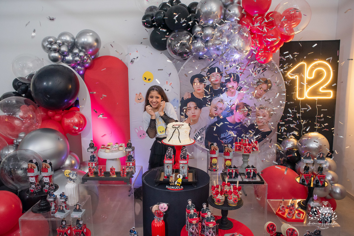 fotografia de aniversário infantil - Stray Kids - Arte em Decorar - Feliz Lee – divina bolacha - fotos espontâneas - pula corda nostalgia - Abelinha - Pelotas- Antonio Rocha Fotografias – Mundo de Alice – Pular Corda – Aniversário de Adolescente
