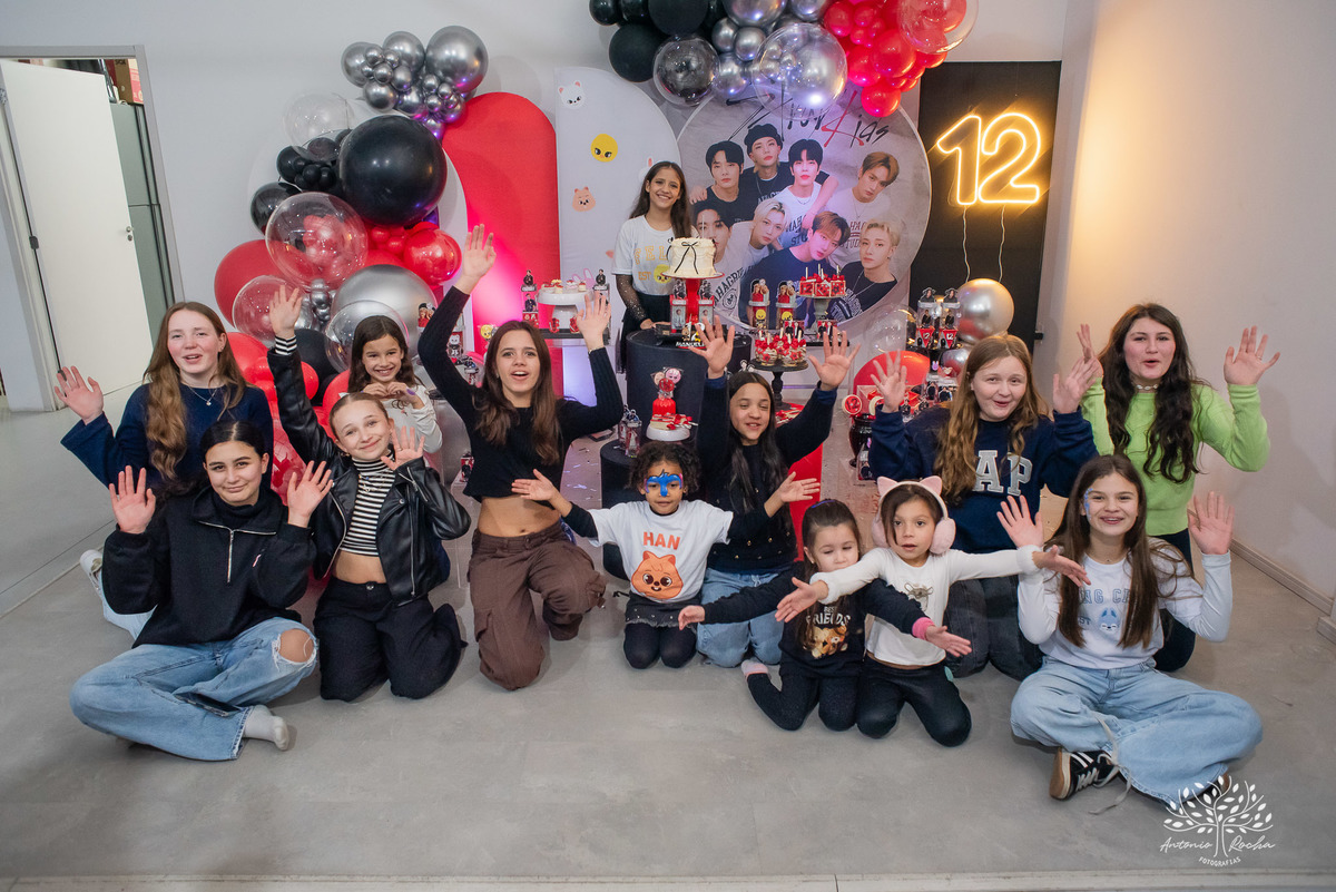 fotografia de aniversário infantil - Stray Kids - Arte em Decorar - Feliz Lee – divina bolacha - fotos espontâneas - pula corda nostalgia - Abelinha - Pelotas- Antonio Rocha Fotografias – Mundo de Alice – Pular Corda – Aniversário de Adolescente