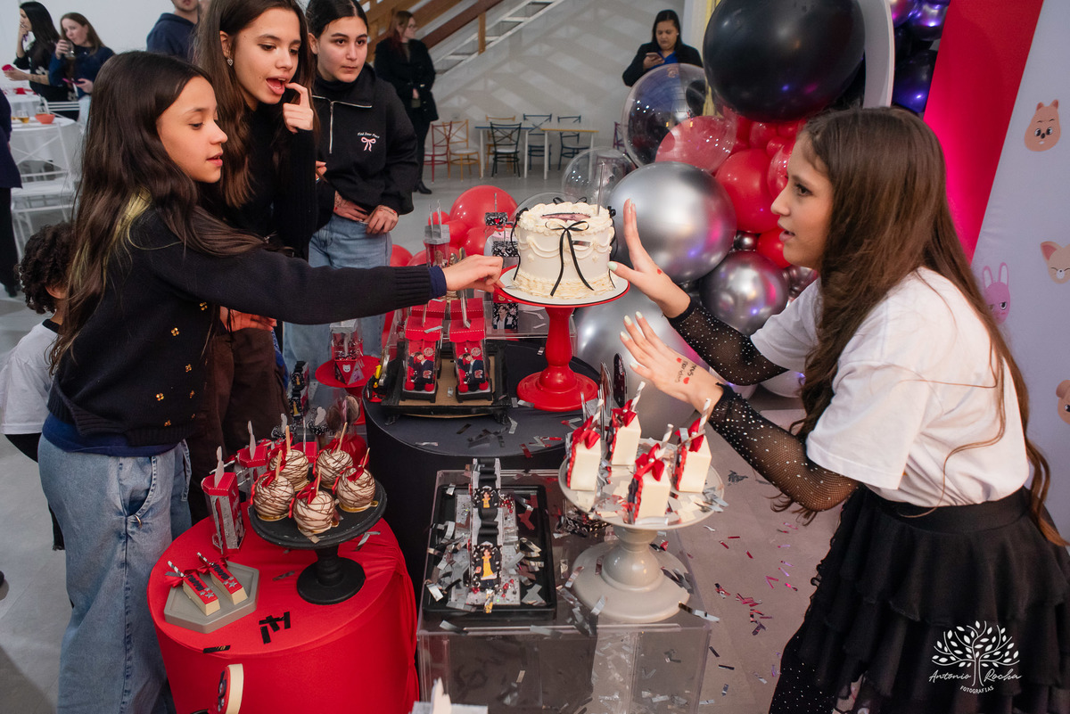 fotografia de aniversário infantil - Stray Kids - Arte em Decorar - Feliz Lee – divina bolacha - fotos espontâneas - pula corda nostalgia - Abelinha - Pelotas- Antonio Rocha Fotografias – Mundo de Alice – Pular Corda – Aniversário de Adolescente