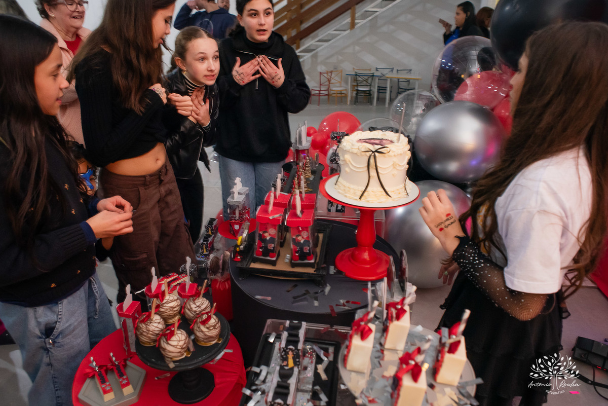 fotografia de aniversário infantil - Stray Kids - Arte em Decorar - Feliz Lee – divina bolacha - fotos espontâneas - pula corda nostalgia - Abelinha - Pelotas- Antonio Rocha Fotografias – Mundo de Alice – Pular Corda – Aniversário de Adolescente