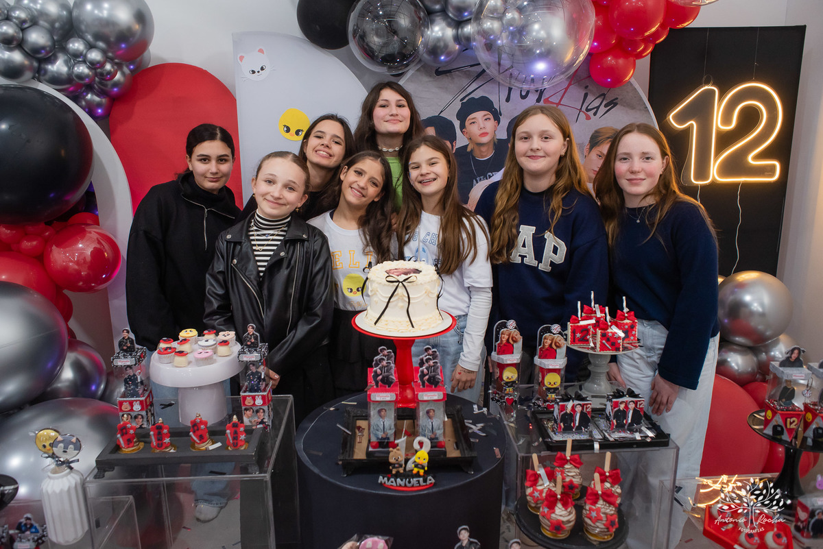 fotografia de aniversário infantil - Stray Kids - Arte em Decorar - Feliz Lee – divina bolacha - fotos espontâneas - pula corda nostalgia - Abelinha - Pelotas- Antonio Rocha Fotografias – Mundo de Alice – Pular Corda – Aniversário de Adolescente