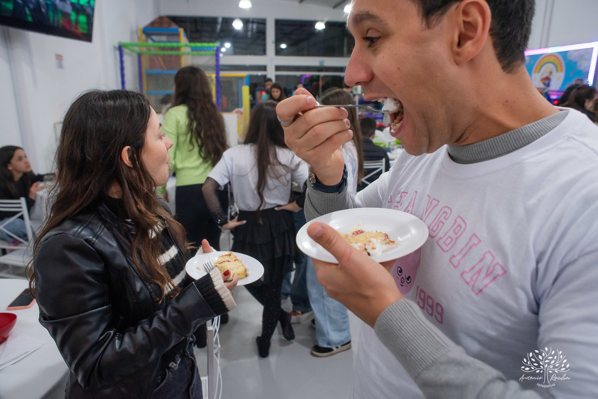 fotografia de aniversário infantil - Stray Kids - Arte em Decorar - Feliz Lee – divina bolacha - fotos espontâneas - pula corda nostalgia - Abelinha - Pelotas- Antonio Rocha Fotografias – Mundo de Alice – Pular Corda – Aniversário de Adolescente