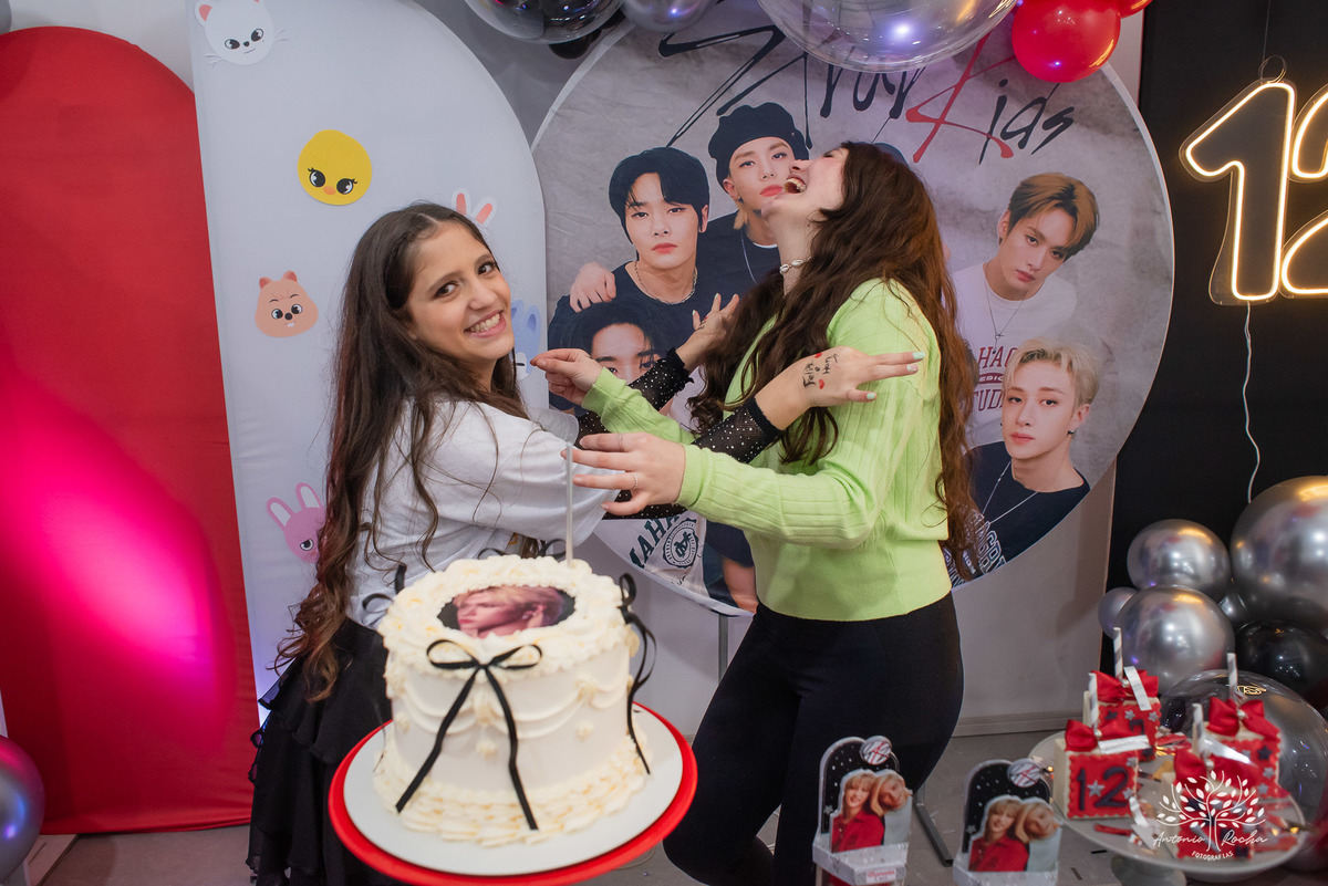 fotografia de aniversário infantil - Stray Kids - Arte em Decorar - Feliz Lee – divina bolacha - fotos espontâneas - pula corda nostalgia - Abelinha - Pelotas- Antonio Rocha Fotografias – Mundo de Alice – Pular Corda – Aniversário de Adolescente